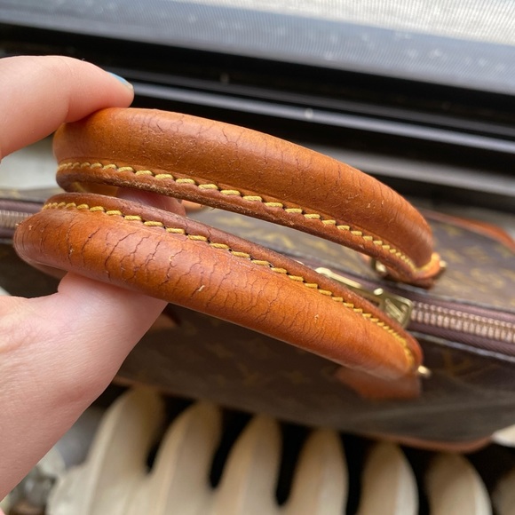 Louis Vuitton Alma - Picture 7 of 16